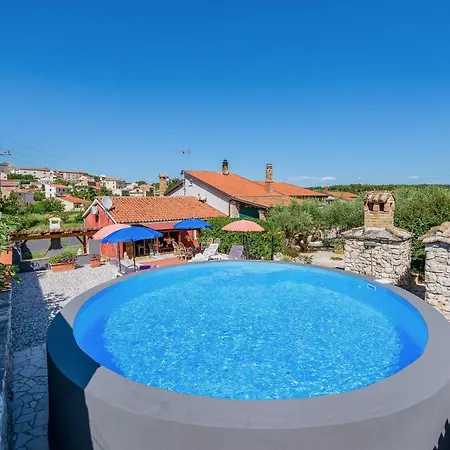 Apartment With Pool