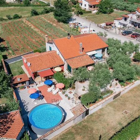 Apartment With Pool