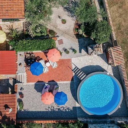 With Pool Daire